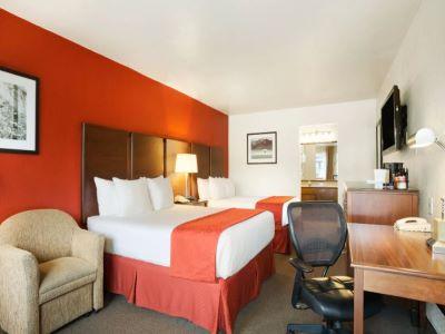 Hotel Ramada By Wyndham North & Conference Center