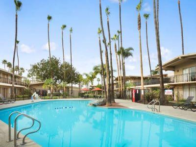 Ramada By Wyndham North & Conference Center 3*